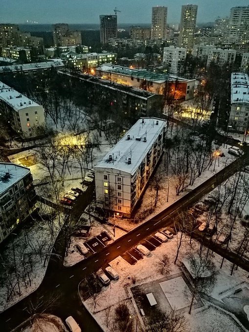 В отношениях я могу предложить : няшиться , есть батончики ротфронт 🥹❤️ и разглядывать картинки с вот