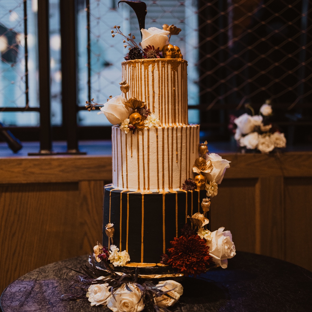 abridesbestmate's tweet photo. Wedding Tip #92. 

Weddings don't need to be white!✨

#abridesbestmate #weddingplanner #weddingstylist #weddingdesign #weddingcoach #weddingplanner #black #shadesofblack #elegance #classy #gold https://t.co/rJ1l0fzrUS