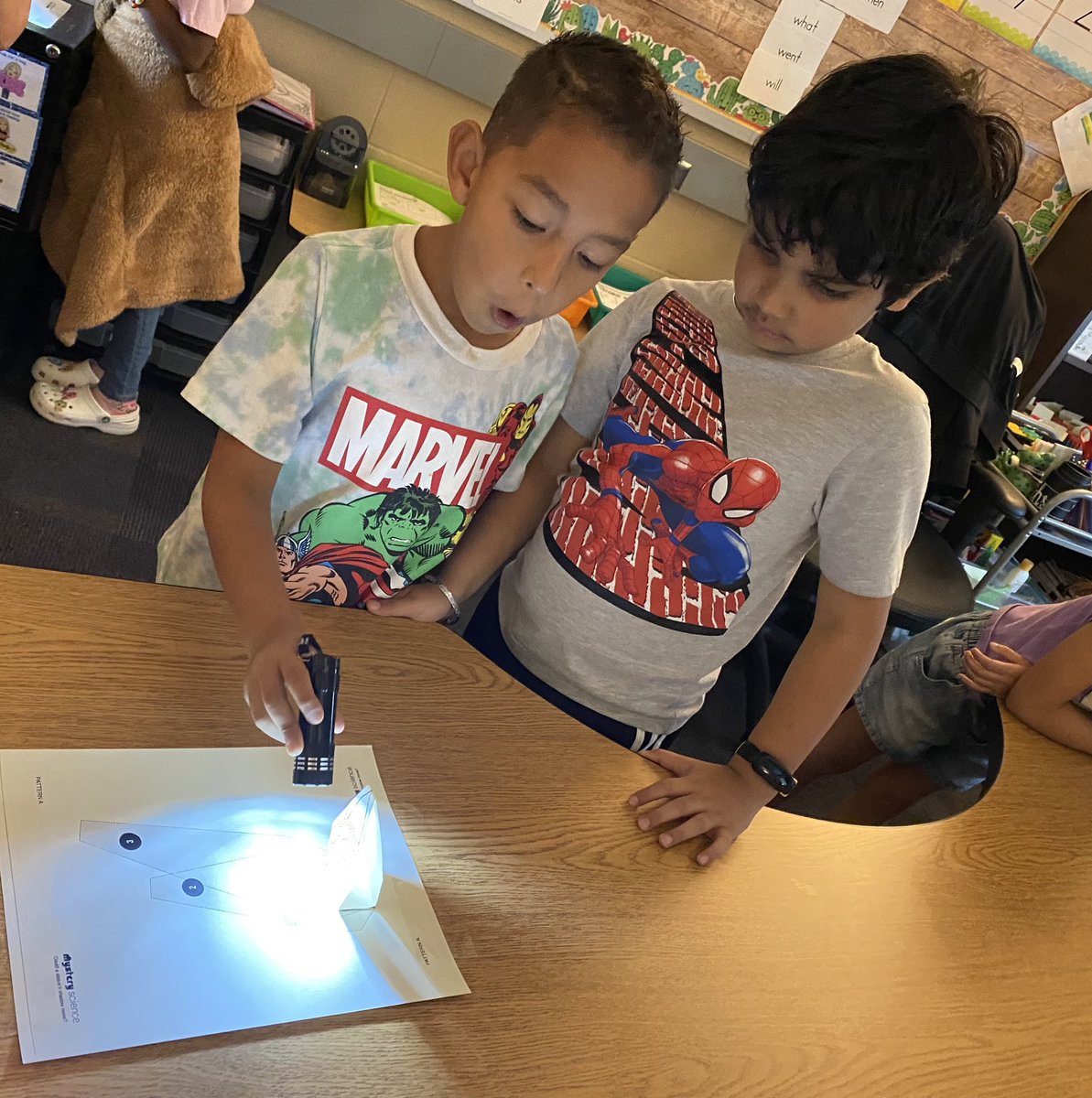 fuchs_britney's tweet photo. @MysterySci made it so much fun to learn about light and shadows! @SunflowerSMSD @theSMSD @KalisRyan https://t.co/9ElDs5E8NA