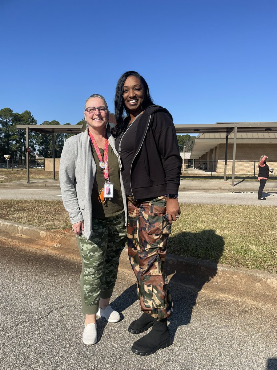 #Twinning <a href="/LeaphartElem/">Leaphart Elementary</a> 💚🖤🤎