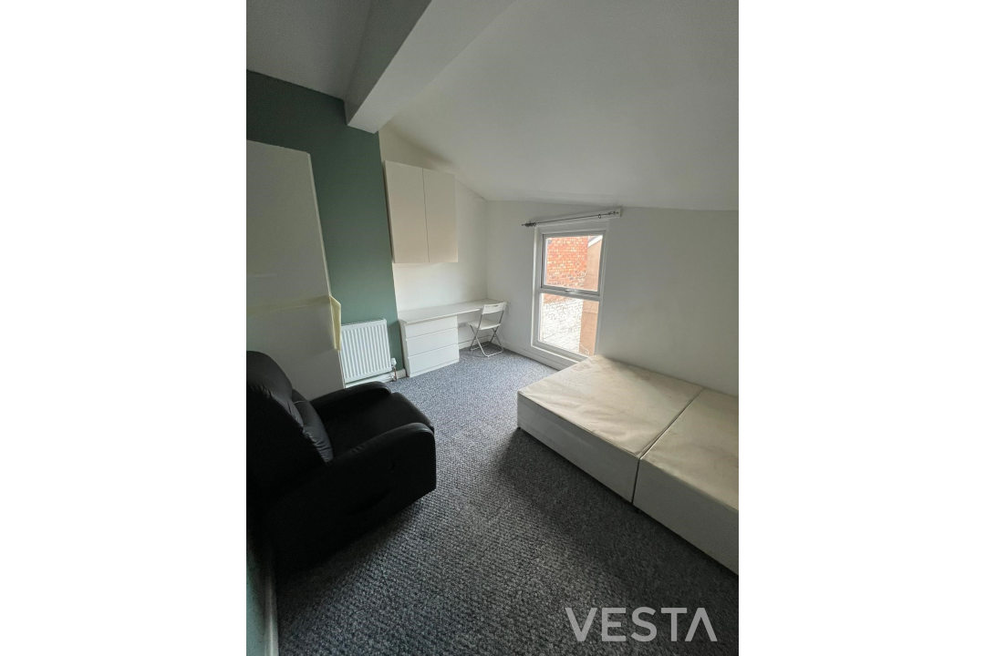 VestaBuyToLet's tweet photo. Newly refurbished HMO investment property for sale:

🏠 6-bed/3-bath terraced HMO
🌍 located in #Liverpool
🚶 vacant, but advertised
📈 12.8% gross yield  expected
💰 £195,000
💻 see our listing for more https://t.co/iOFIqjuVVo 

#TenantsIncluded #HMO #merseysided https://t.co/ZK6Ww162UM
