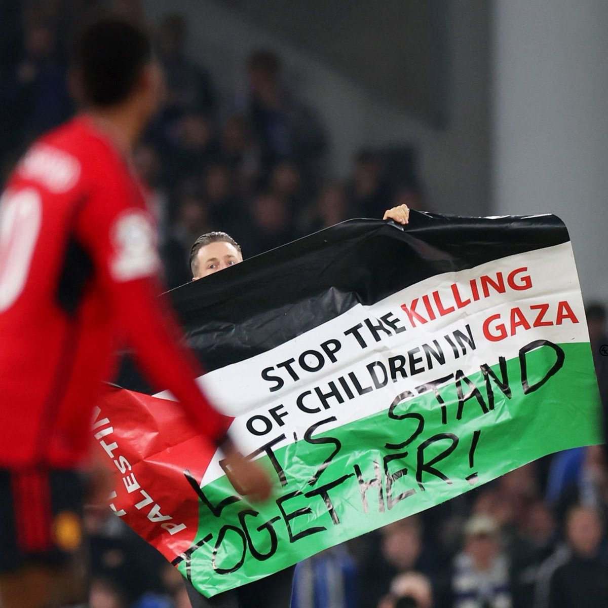 PHOTO | A man ran onto the pitch during Manchester United's Champions League game against Copenhagen tonight with a Palestine flag displaying the message:

'Stop the killing of children in Gaza. Let's stand together'.

#FreePalestine