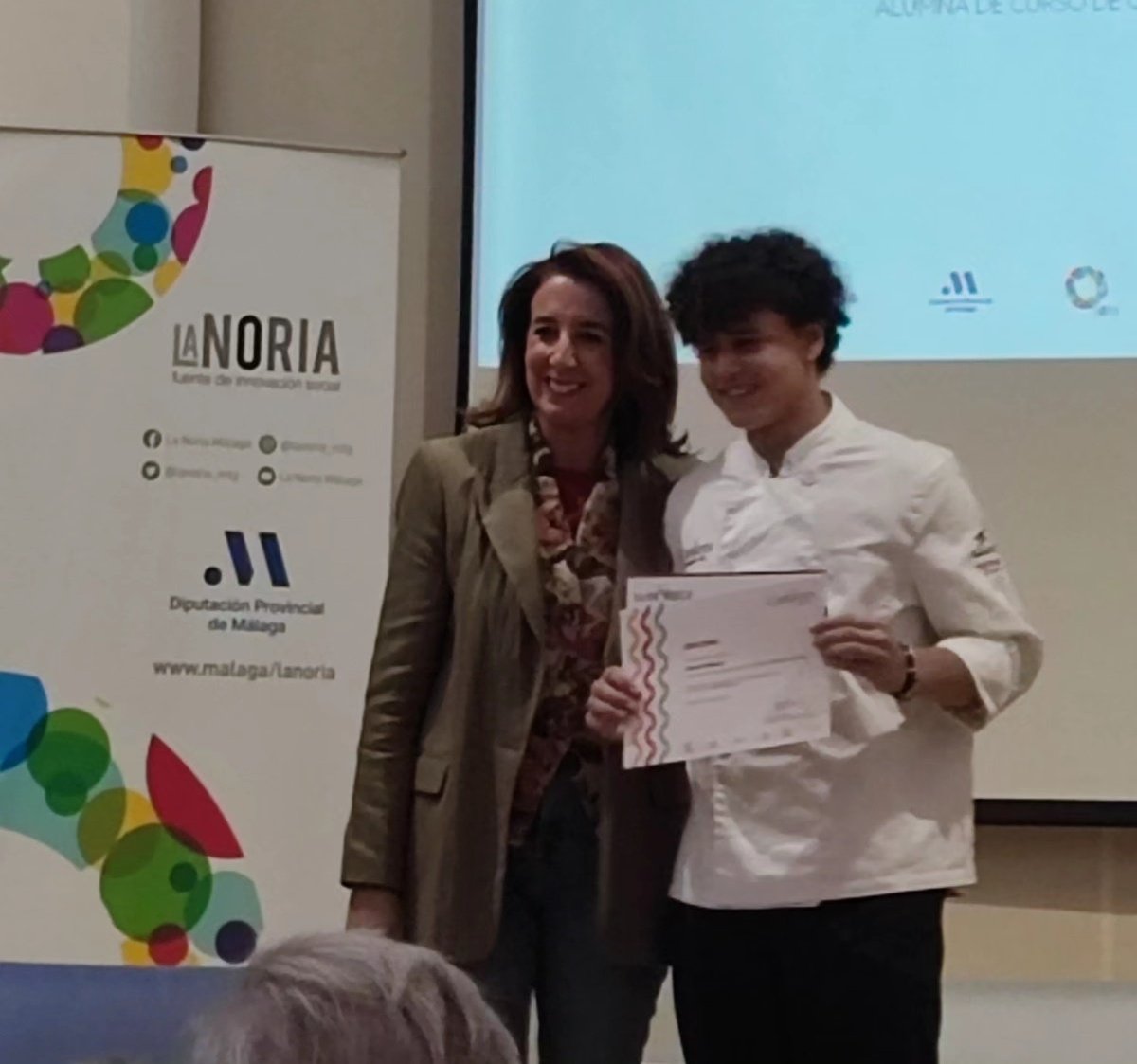 MAngel_Gallardo's tweet photo. Nuestro Amine ha conseguido su título de #cocina, gracias a @FundacionPimpi ¡Enhorabuena! https://t.co/iEpsF0XSZD