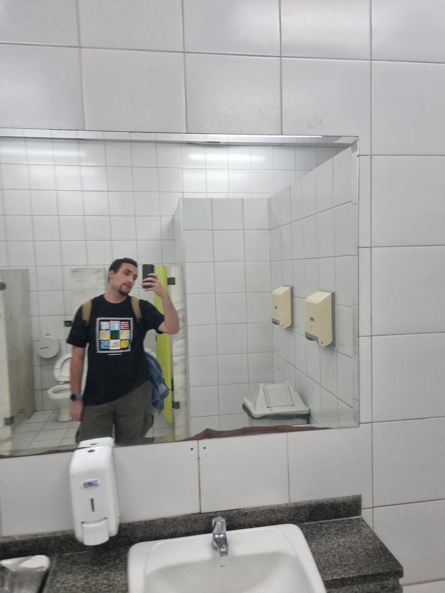 vhteix's tweet photo. pq o banheiro do ccmn tem um espelho tão grande e o da letras eh pequeno? odeio não ter espelho grande
#voltaex https://t.co/RB29vCR0yR