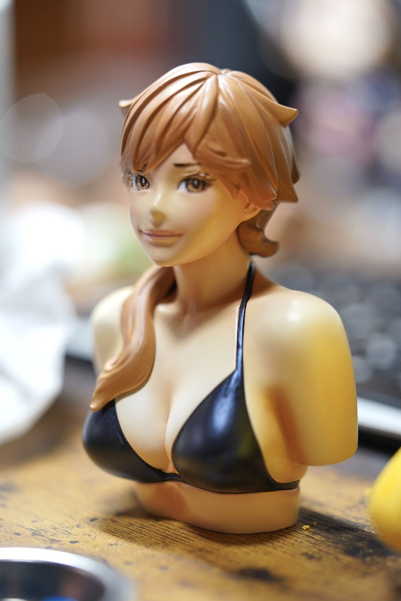 胸像原型時着色茶髪ver.とキット完成版金髪verの比較。 