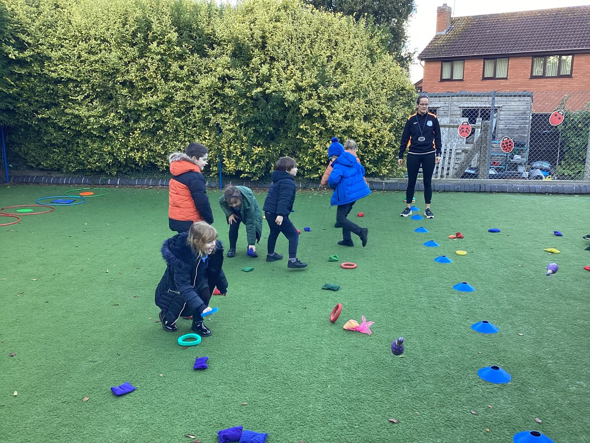 BbsSsco's tweet photo. @TWSSP personal challenge work at Church Aston developing throwing &amp; catching through fun games. https://t.co/7TPbkP6tXr