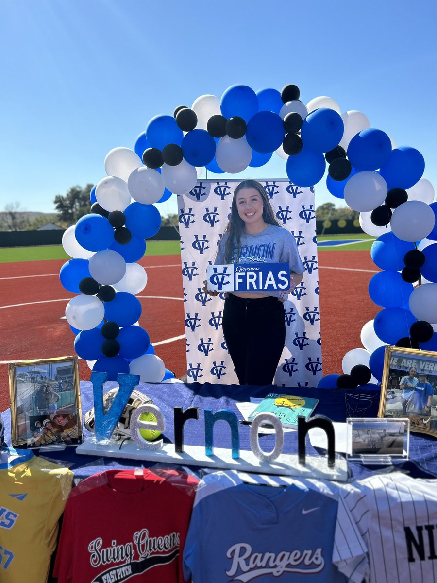 giovanca_frias's tweet photo. ITS OFFICIAL !! Go chaps baby !! 💙🖤

Super grateful for everyone who came to my signing and to everyone who has supported me throughout my softball career 🥎 

Excited for the next chapter ! 
@vernoncollegesb @Nimitz_Softball @RangersYA https://t.co/EYq9kivqK4