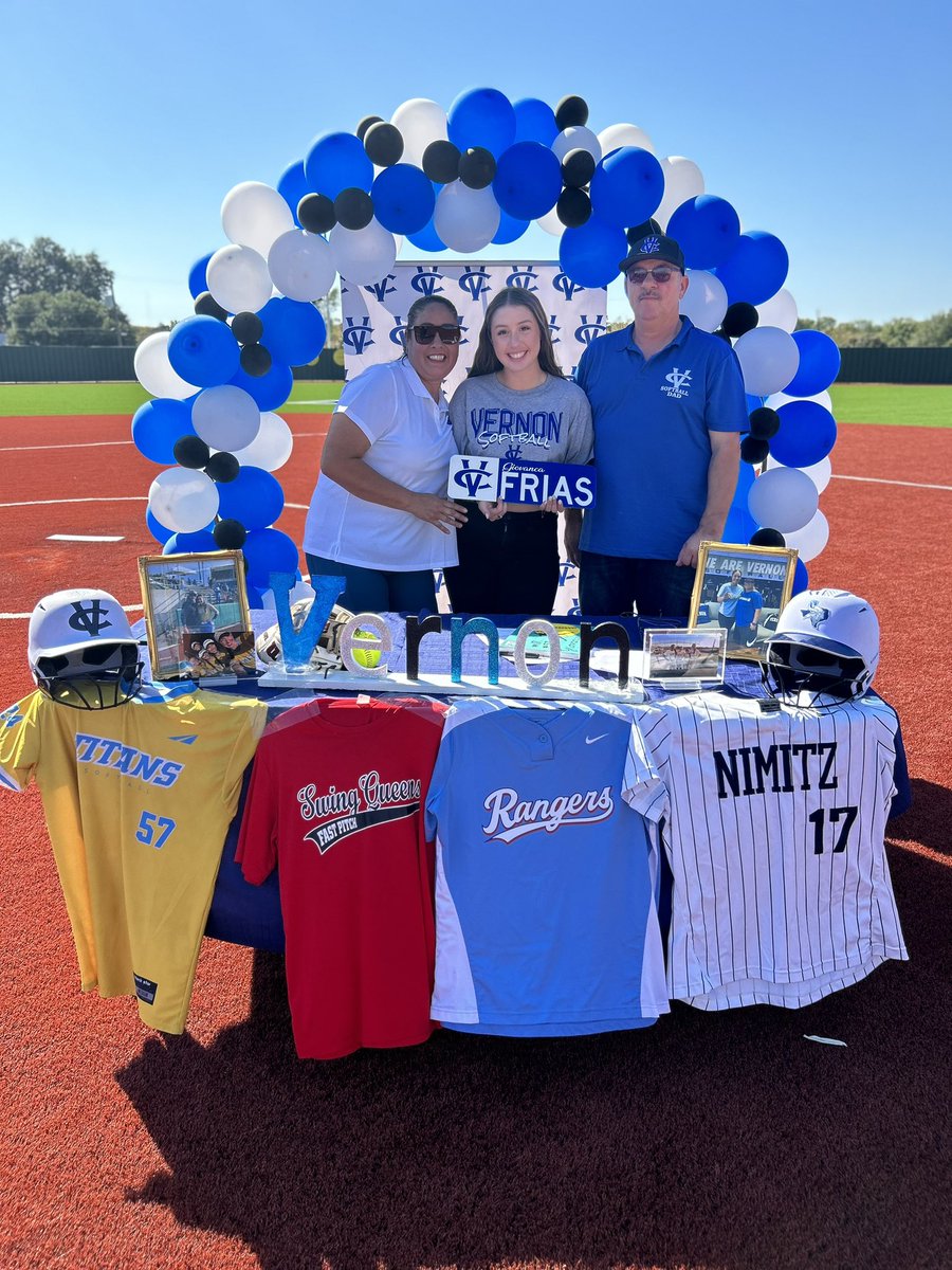 giovanca_frias's tweet photo. ITS OFFICIAL !! Go chaps baby !! 💙🖤

Super grateful for everyone who came to my signing and to everyone who has supported me throughout my softball career 🥎 

Excited for the next chapter ! 
@vernoncollegesb @Nimitz_Softball @RangersYA https://t.co/EYq9kivqK4