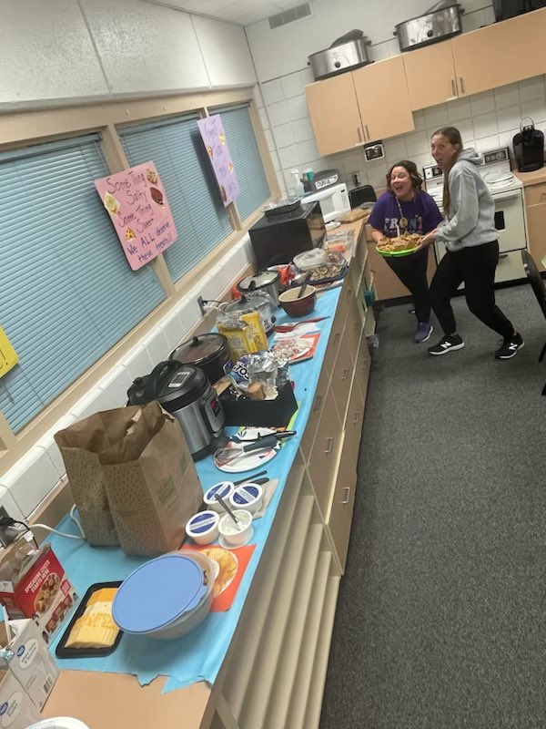 BellevueBrigid's tweet photo. When you’re excited for your monthly staff pot luck! #TheBestStaff! 
@LLawrenceElem @BellevueSchools @brooklynp81 #ComfortFoods https://t.co/LmM0zZZhPj