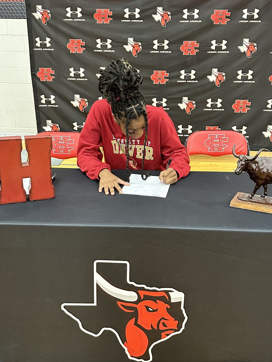 CHLonghorns's tweet photo. Congratulations to @jamiadoesthis &amp; @2024_bailey - signing to play at the next level #TTHL @ch_hsvolleyball @CHHSSoftball @JoffreLero98747 @geraldhudson @cedarhillisd @RecruitTheHill1 https://t.co/YOMp8aPXxs