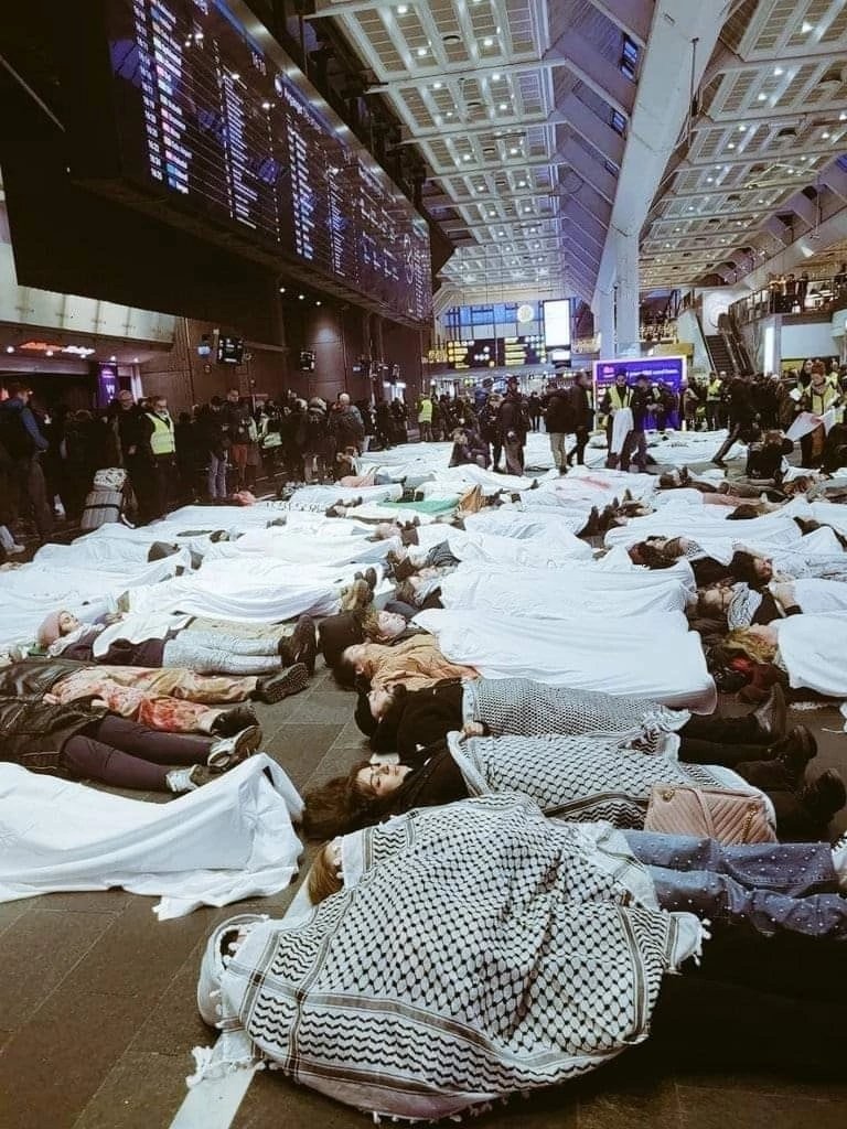 RealPepeEscobar's tweet photo. Oslo train station. https://t.co/9Zn1ZrUMD5
