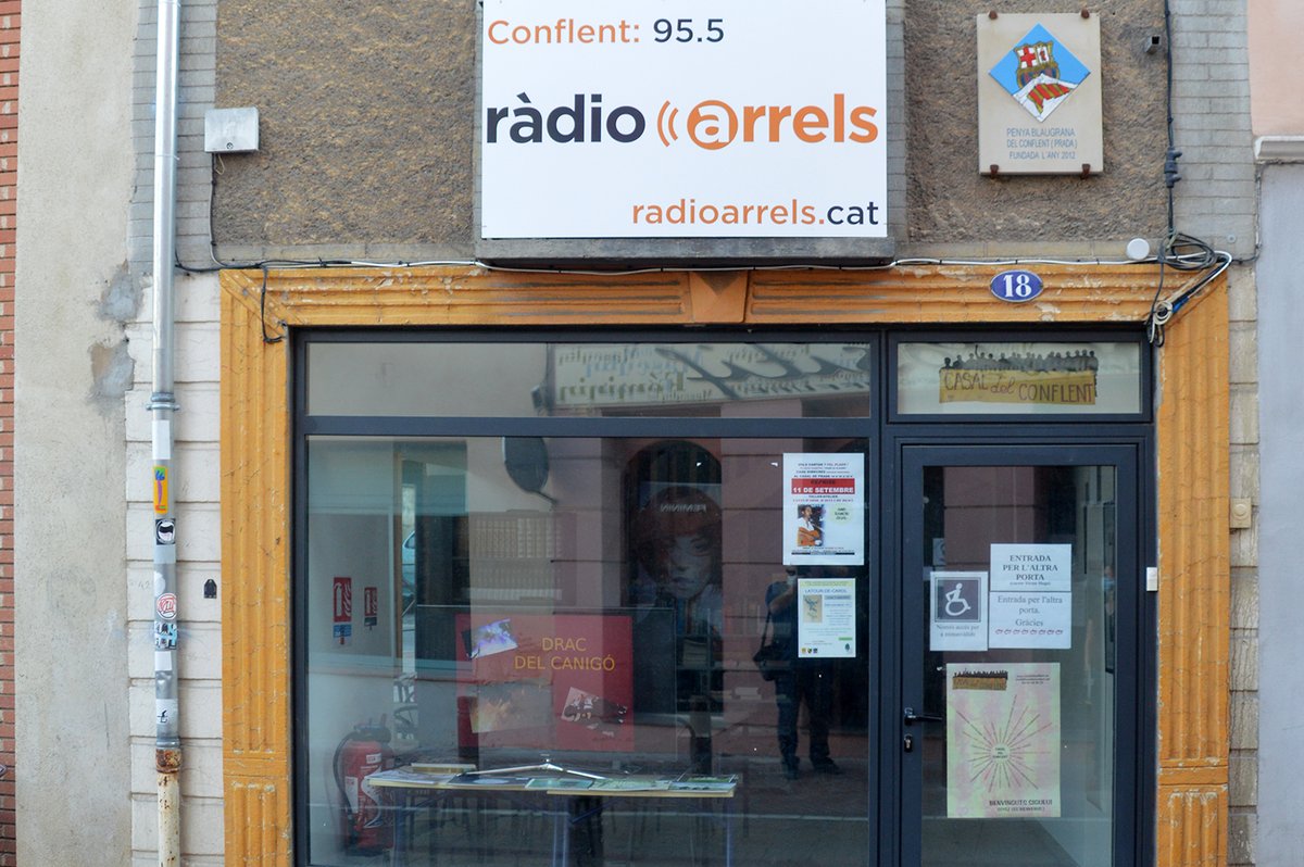 Ja tenim nova ràdio!
Ràdio Arrels al Conflent: 95.5  Demà, dijous 9 de novembre, a 18h, i dissabte 11 de novembre a 12h, farem la inauguració d'un nou programa de Ràdio Arrels:  "Aires de Conflent"  Shi parlarà del Casal!