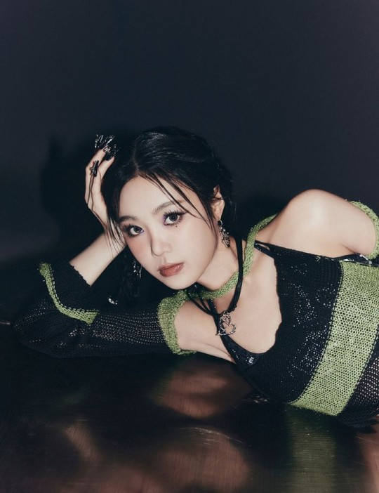 Musasian_fr's tweet photo. #Sujin, ancienne membre de (G)I-DLE, a sorti son premier EP solo après une pause de 2 ans et 3 mois due à une #controverse sur la violence à l'école. Elle a choisi de montrer un charme différent dans cet album. https://t.co/3iKMtV34mr