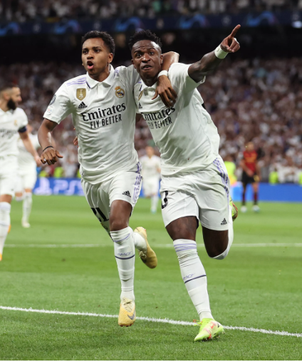 DonShelby__'s tweet photo. Goles producidos (goles + asistencias) en Champions las últimas 3 temporadas        

𝟏) 𝐕𝐢𝐧𝐢𝐜𝐢𝐮𝐬: 𝟐𝟕
2) Mbappé / Lewandowski: 22    
4) Benzema / Haaland: 21    
6) Salah / Sané: 20    
𝟖) 𝐑𝐨𝐝𝐫𝐲𝐠𝐨: 𝟏𝟕
9) De Bruyne: 15 https://t.co/EHJDWLB5IT