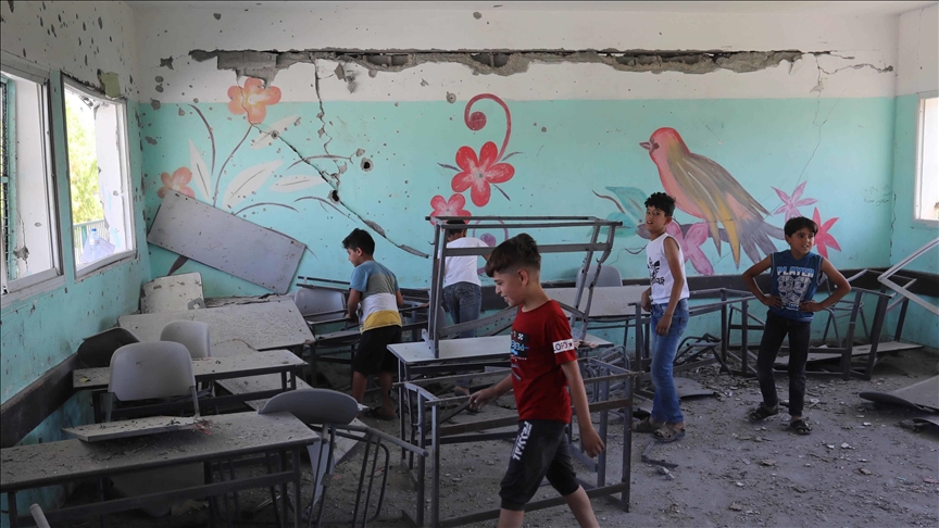 El estado de Israel no solo asesina niños, niñas y adolescentes y los persigue en forma sistemática, sino también bombardea sus escuelas. Hasta ahora se contabilizan 260 escuelas destruidas por los bombardeos. 
#GenocideinGaza #GenocidioEnGaza