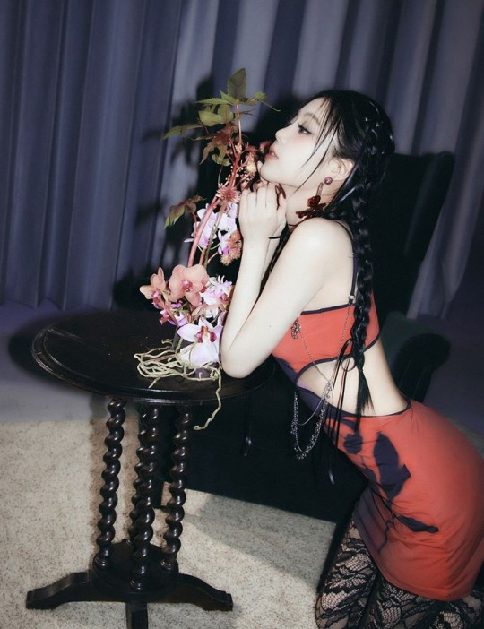 Musasian_fr's tweet photo. #Sujin, ancienne membre de (G)I-DLE, a sorti son premier EP solo après une pause de 2 ans et 3 mois due à une #controverse sur la violence à l'école. Elle a choisi de montrer un charme différent dans cet album. https://t.co/3iKMtV34mr