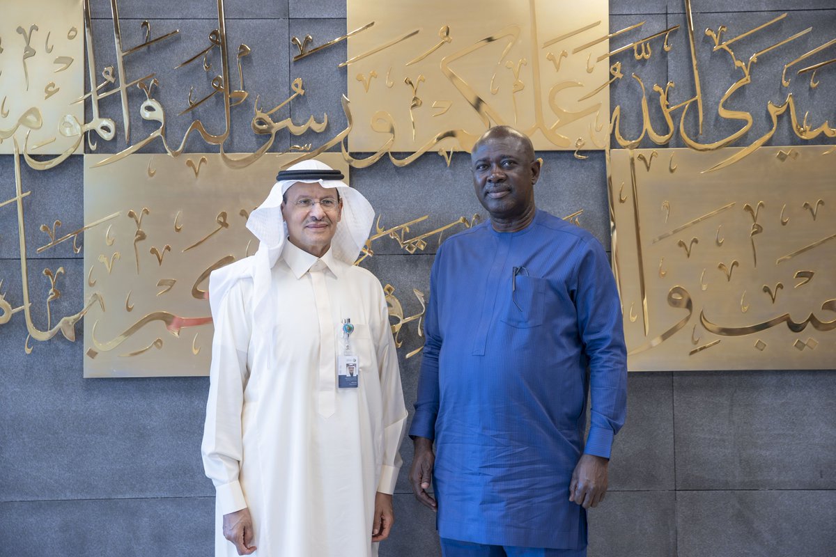 التقى سمو #وزير_الطاقة الأمير عبدالعزيز بن سلمان، معالي وزير الدولة للموارد البترولية في نيجيريا السيد هاينكن لوكبوبيري، وجرى خلال اللقاء، بحث أوضاع السوق البترولية واستقرارها، ومناقشة الموضوعات ذات الاهتمام المشترك في مجال الطاقة.