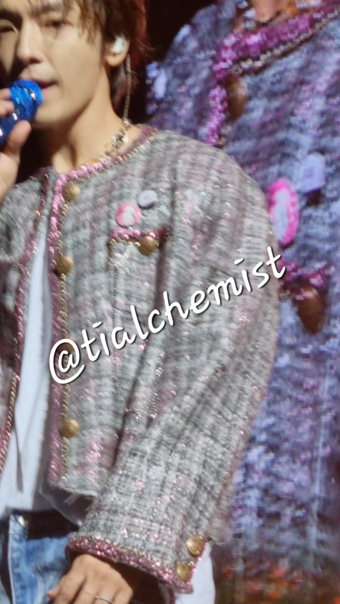 Tialchemist's tweet photo. How can i move on from these eye contact moments. I swear he looked at me right in the eyes because i was dancing my heart out alone. 

Dont mind me screaming like hell. Teuk oppa, i still love you. https://t.co/z76hdmc9Bm