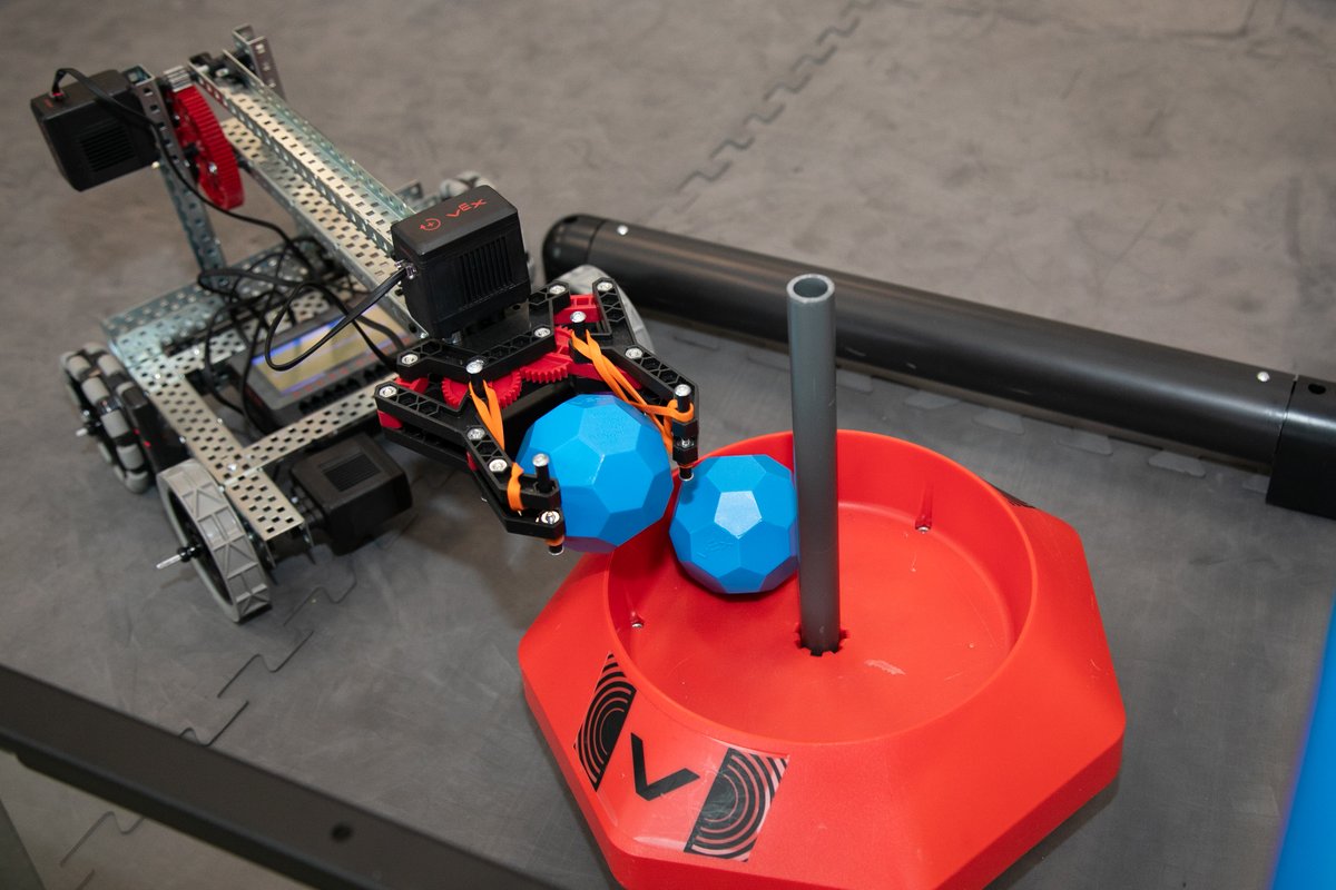 ChiPubSchools's tweet image. Through STEM education activities like these, students develop critical thinking, problem-solving, and analytical skills that they can apply daily. 
#DoSTEM #TheBestAreWithCPS