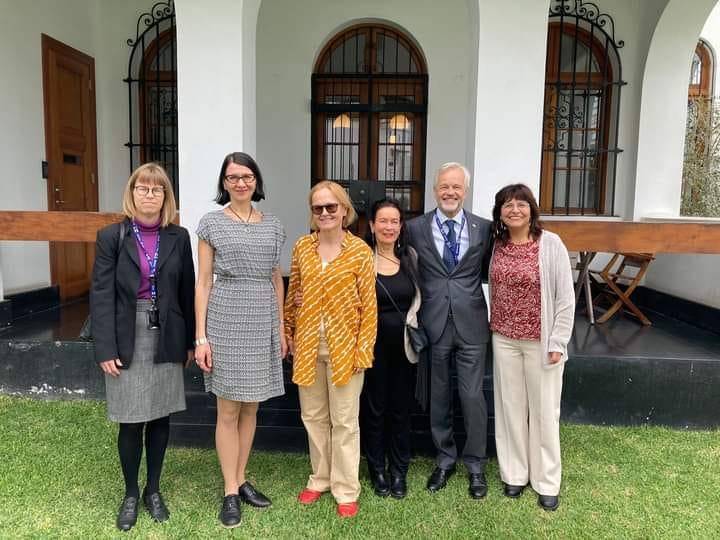 🤩💯Talento finlandés en Perú. Las poetas Leena Kellosalo, Riina Katajavuori, Helena Sinervo y <a href="/ZoilaForss/">Zoila Forss-Crespo Moreyra</a> inician la gira poética en la Embajada de Finlandia Lima. Ellas forman parte de la antología #Holograma, una coedición de Rosetta Versos y Editorial Artífice. 🇵🇪 🇫🇮