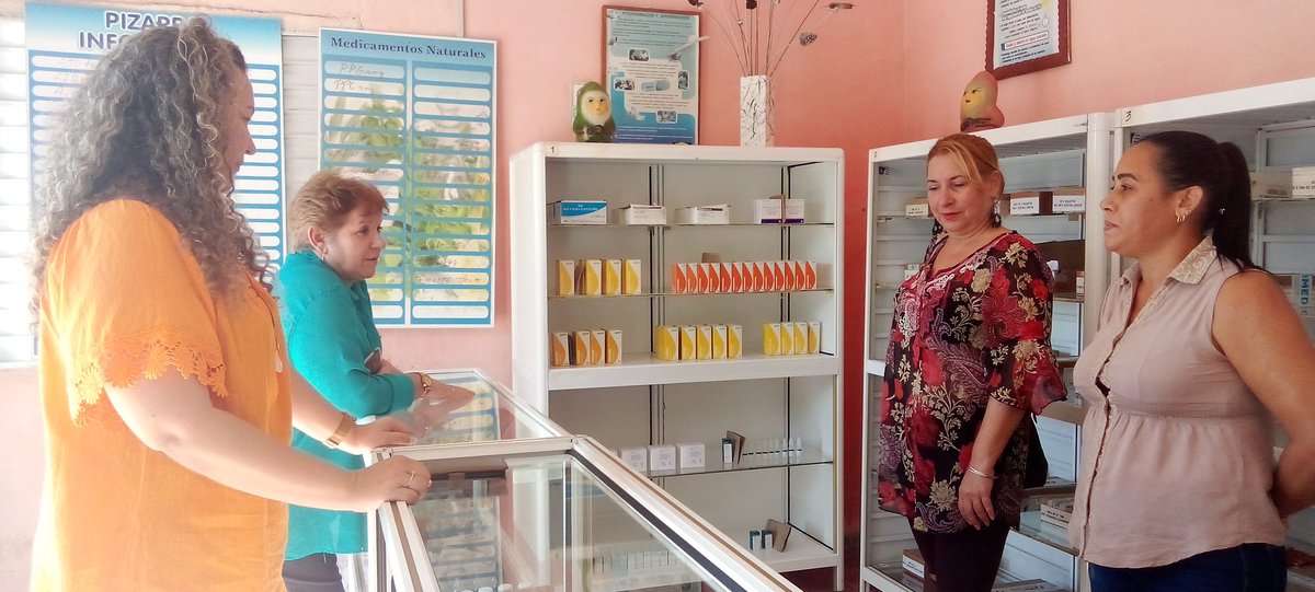 Recorre la Dra Cristina Luna secretaria de la Comisión de Salud de la ANPP farmacias comunitarias del municipio de Cumanayagua, dónde evalua el control en la dispensación de los medicamentos y la producción de la MNT.
#CubaEsSalud 
#CienfuegosXMásVictorias