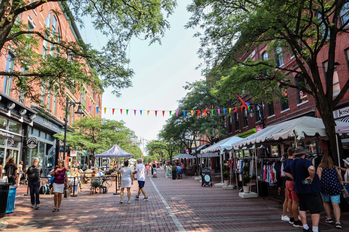 localBuddygo's tweet image. 🤣 "Burlington Bliss" in Burlington, Vermont at "Church Street Marketplace"! 🛍️🎉 Shop, dine, and have a blast, with Local Buddy as your shopping sidekick for maximum merriment! 🗺️ #ShopTillYouDrop #BurlingtonBargains #LocalBuddyApp 🛒🥨😄