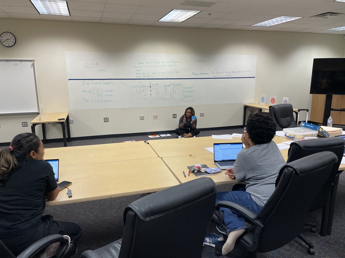 roxy_glass's tweet image. 3-5Math Modeling using base ten blocks #PLCs #CPAmodel #conceptualunderstanding @TownsellElem
