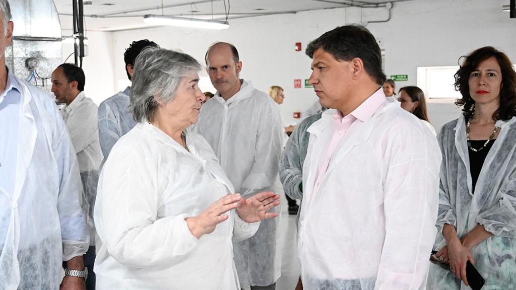 jmfernandeza's tweet photo. Como parte de las actividades, con autoridades del @SenasaAR y @DesarrolloFedAR, visitamos los laboratorios que recibieron y recibirán aportes de financiamiento de esta iniciativa en el marco del #PROSAMA. https://t.co/tPzY9IwVFy