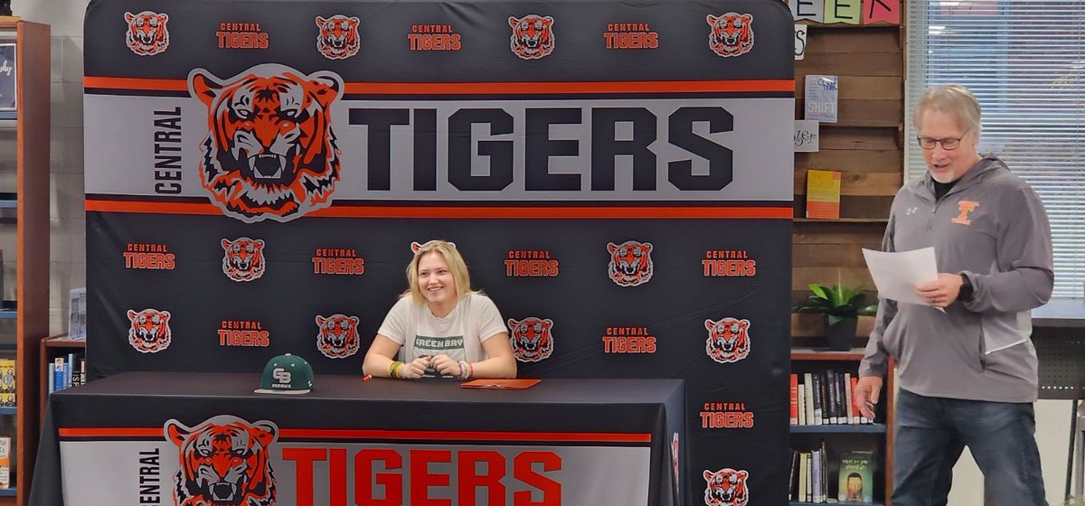 Congratulations to Giada Motto on signing to continue her academic and athletic career at UW Green Bay!!!!