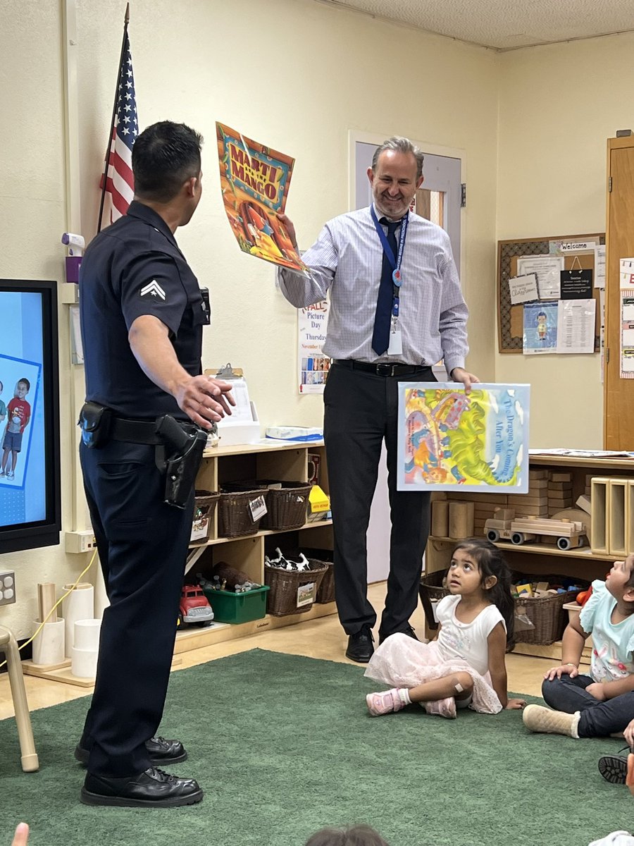 ARMINTASTEEC's tweet photo. Thank you officer Contreras for visiting us and reading a book to our students. https://t.co/Ds1mIvO2rc
