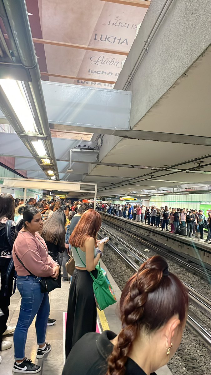 FannyJuHe's tweet photo. @MetroCDMX de verdad ya nunca llegaremos a tiempo?? Ni en la mañana ni en la tarde…no pasa el tren ya van 15 min en guerrero. Ni a BV ni CDazt 

No se pinches puede!!! https://t.co/5T5YKT6Tie
