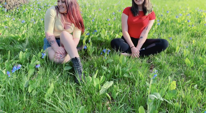 Guys! My sister is back on Twitter! This is not a drill go say hi! @KitTeaXD #sisters #flowers https://t<a href="/tag/flowers"class="tags"><span>#flowers</span></a><a href="/tag/sisters"class="tags"><span>#sisters</span></a>