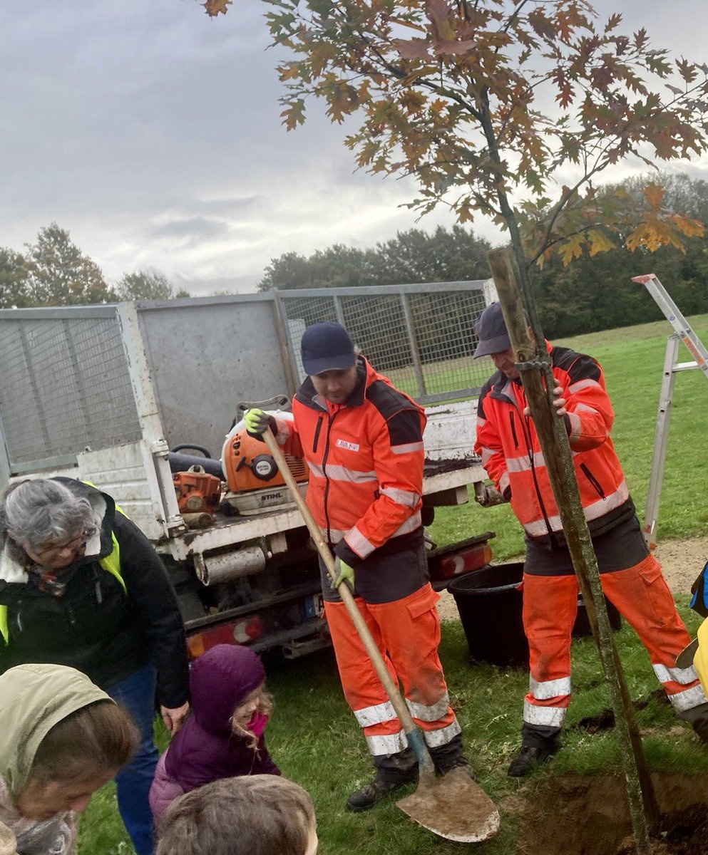 thomascharles3's tweet photo. 🌳 Ce matin, les élèves de Maternelle de l'école Sainte Marie ont planté un chêne avec nos amis de l'école Françoise Dolto, le RAM, et la Maison de Quartier de Grenoux à #Laval. Une collaboration inspirante pour un avenir plus vert et durable dans notre quartier. 🌱 https://t.co/Lwgl0PHlyQ
