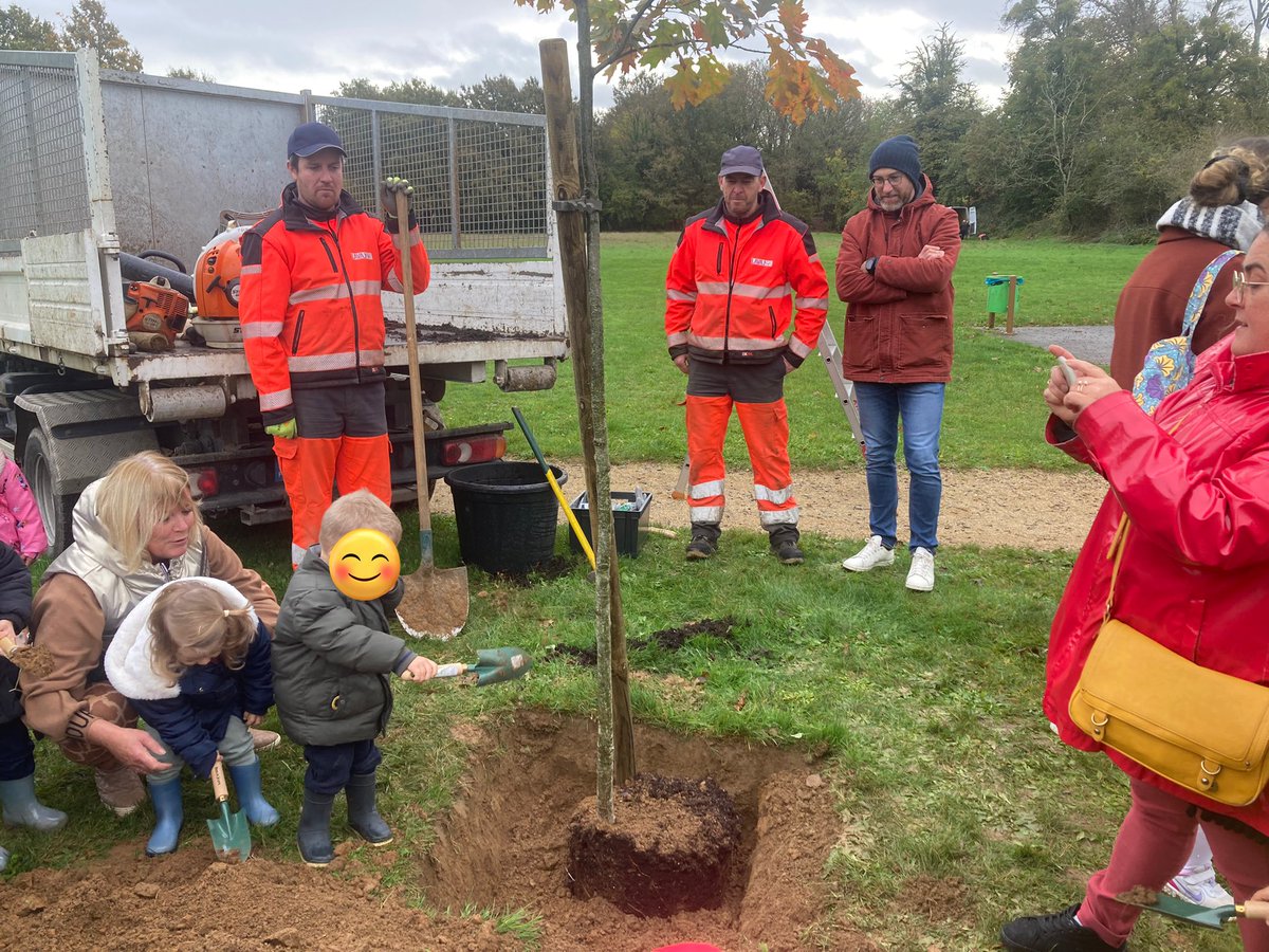 thomascharles3's tweet photo. 🌳 Ce matin, les élèves de Maternelle de l'école Sainte Marie ont planté un chêne avec nos amis de l'école Françoise Dolto, le RAM, et la Maison de Quartier de Grenoux à #Laval. Une collaboration inspirante pour un avenir plus vert et durable dans notre quartier. 🌱 https://t.co/Lwgl0PHlyQ