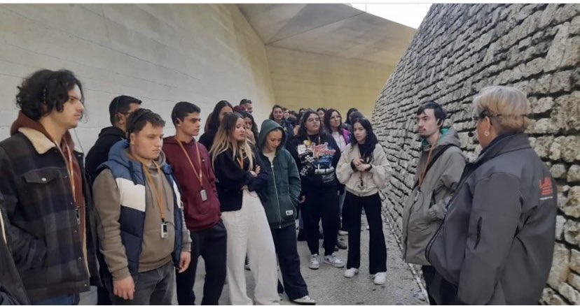 lyceebahuet's tweet photo. @lyceebahuet 3ème jour du projet erasmus + : découverte des chefs-d’œuvre préhistoriques de l’art, de la technologie numérique et une visite guidée fascinante de Margreet qui ont rendu inoubliable, la visite aux grottes de Lascaux…
#ErasmusPlus #erasmus2023 #erasmus project https://t.co/A7qK6JqNve