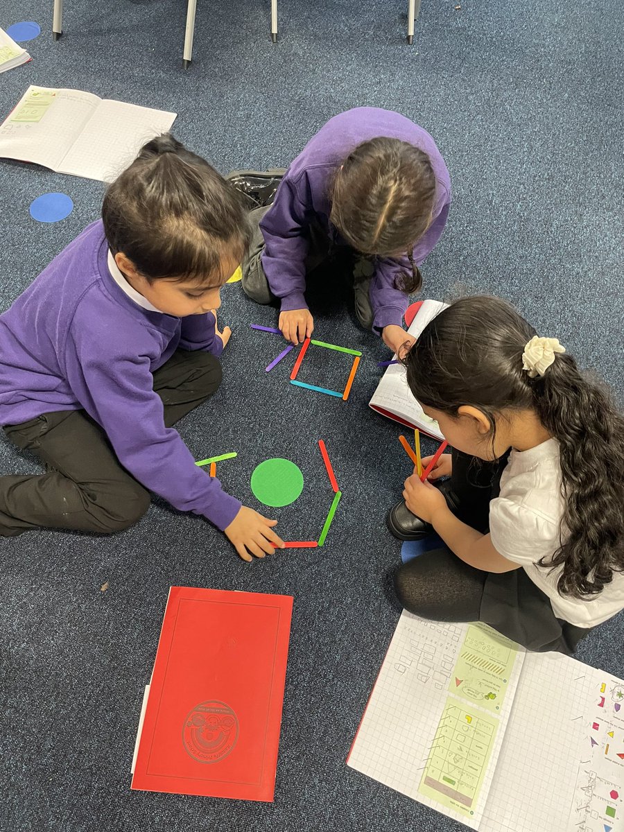 RPSRadcliffe2D's tweet image. Today, we had lots of fun making 2D shapes out of lolly sticks and then counting the ‘sides’ to see what shapes they were.
We found out that this wonderful looking star is actually a dodecagon! 😅 🌟 
@RPSRadcliffe
