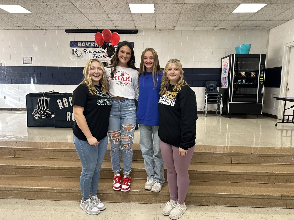 NatSoftball2024's tweet image. It’s finally official! Thank you so much @OilerPride22 for coming out for our signing day! Thank you to my lovely HS teammates who came as well. So beyond excited to be a gon! 🐉💚@TiffinUSoftball @Reise26 @99KaitlynH @KriegerShelbie