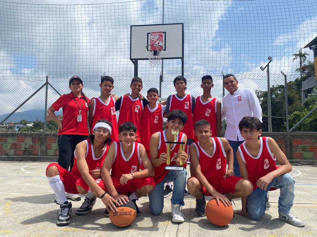 FUNDANZA's tweet photo. "¡Grandes noticias para el equipo Categoría Prejuvenil de Baloncesto de la Institución Educativa Fundanza! 🏀🥈 Con un desempeño destacado, lograron el subcampeonato en los Juegos Intercolegiados de Armenia 2023. ¡Felicitaciones por su arduo trabajo y dedicación en la cancha! 👏 https://t.co/avSry6y7q2