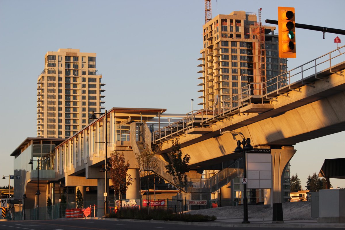 While we are investing billions in transit infrastructure across B.C., outdated rules are slowing down the delivery of homes next to SkyTrain stations and major bus exchanges.

Homes near transit and services that people rely on.

Today, I introduced a Bill to fix this.

🧵 [1/4]