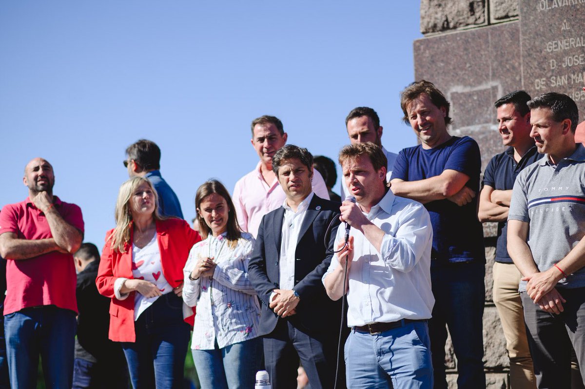 MaximilianoWes4's tweet photo. Junto a nuestro gobernador @Kicillofok mantuvimos un encuentro con vecinos y vecinas. Estamos en una instancia decisiva para nuestra democracia por eso es tan importante apoyar a @SergioMassa. https://t.co/X1fpWUxx0I