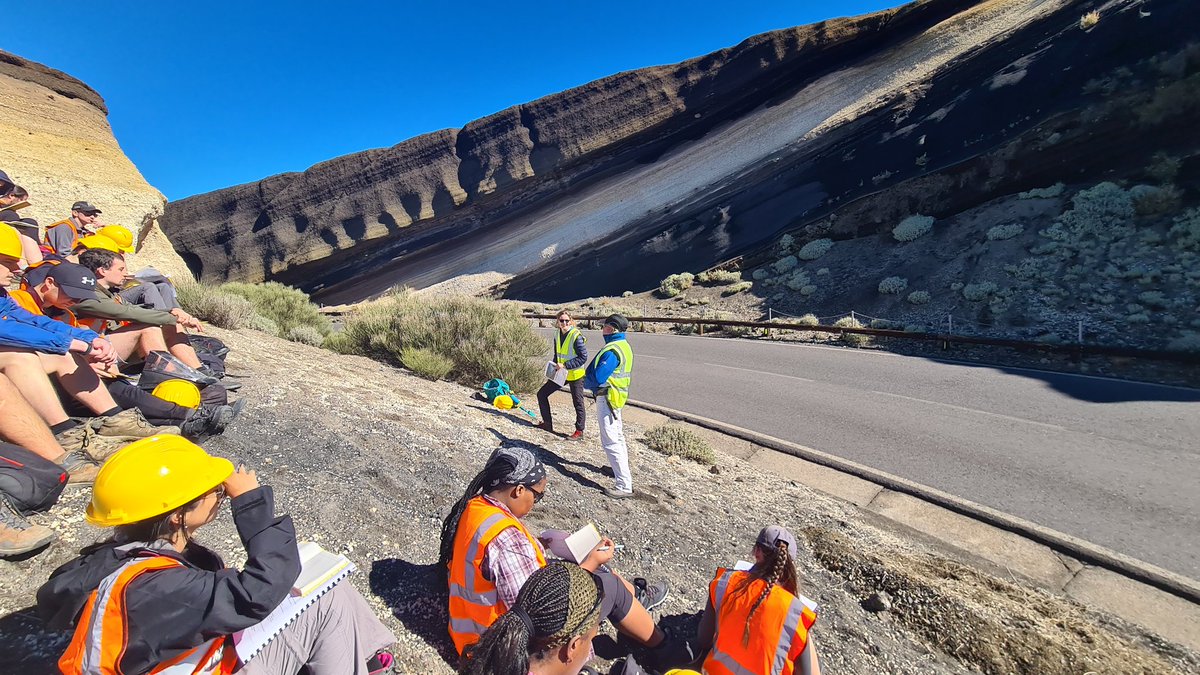 JRawlingsVolc's tweet image. Day 1 of the Tenerife undergraduate field trip with the University of Southampton, students had their first view of the spectacular Mount Teide, visited the striking deposits of La Tarta and learnt about the history of Las Cañadas Caldera. 🌋