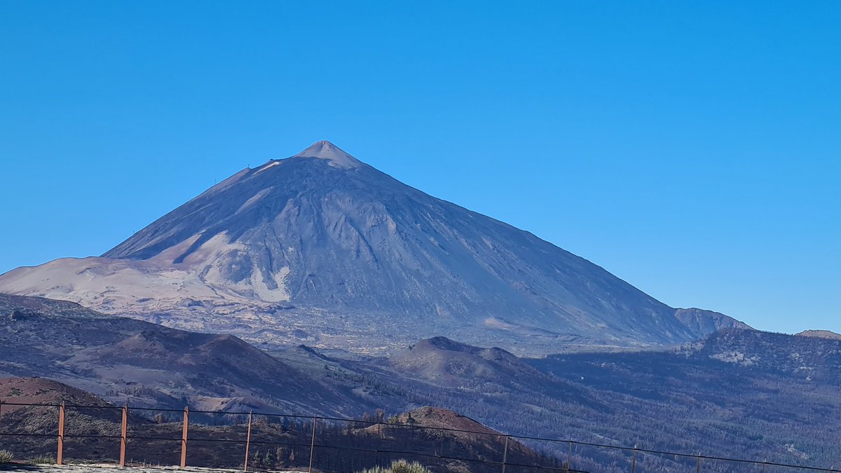 JRawlingsVolc's tweet image. Day 1 of the Tenerife undergraduate field trip with the University of Southampton, students had their first view of the spectacular Mount Teide, visited the striking deposits of La Tarta and learnt about the history of Las Cañadas Caldera. 🌋