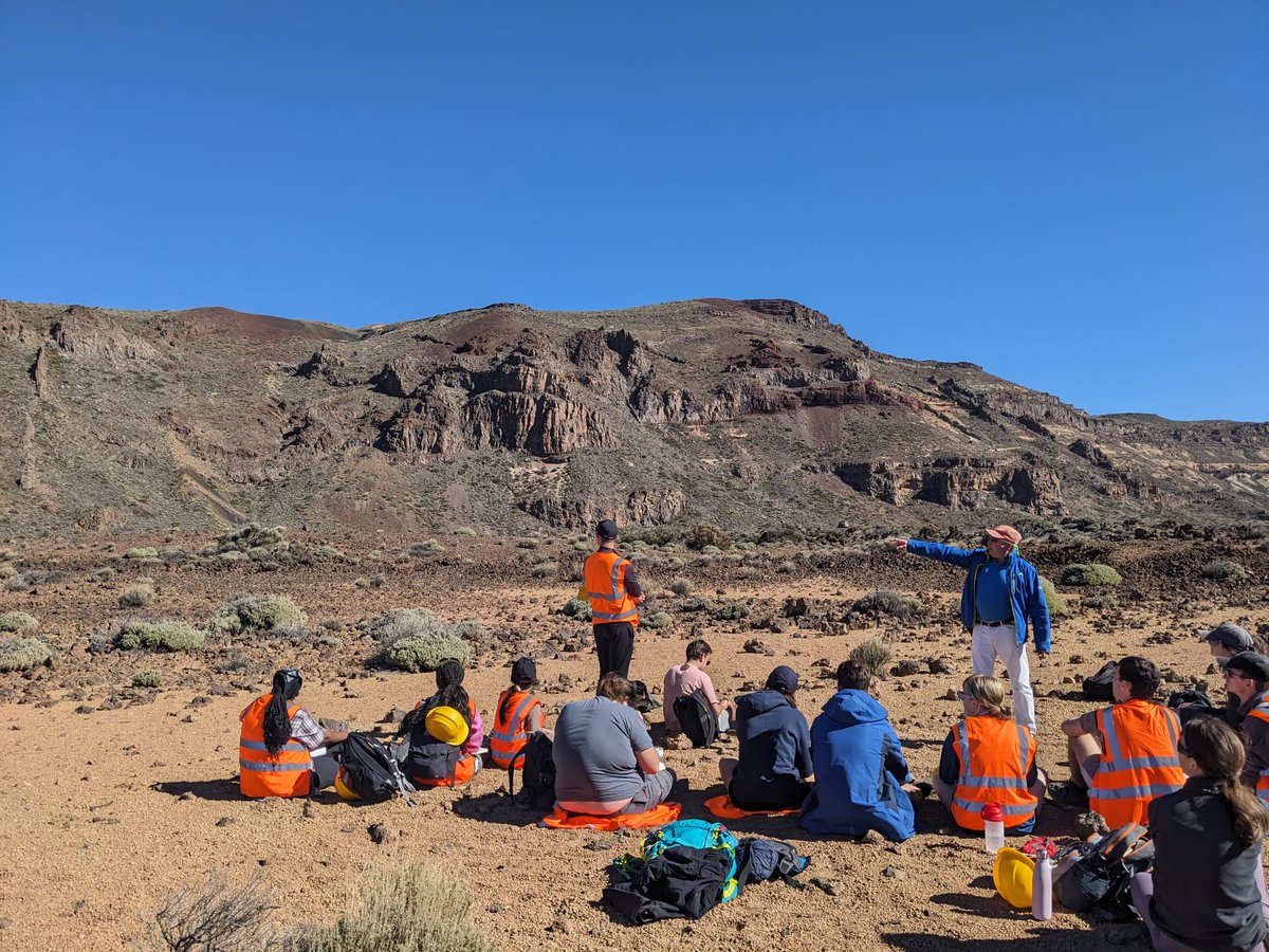 JRawlingsVolc's tweet image. Day 1 of the Tenerife undergraduate field trip with the University of Southampton, students had their first view of the spectacular Mount Teide, visited the striking deposits of La Tarta and learnt about the history of Las Cañadas Caldera. 🌋