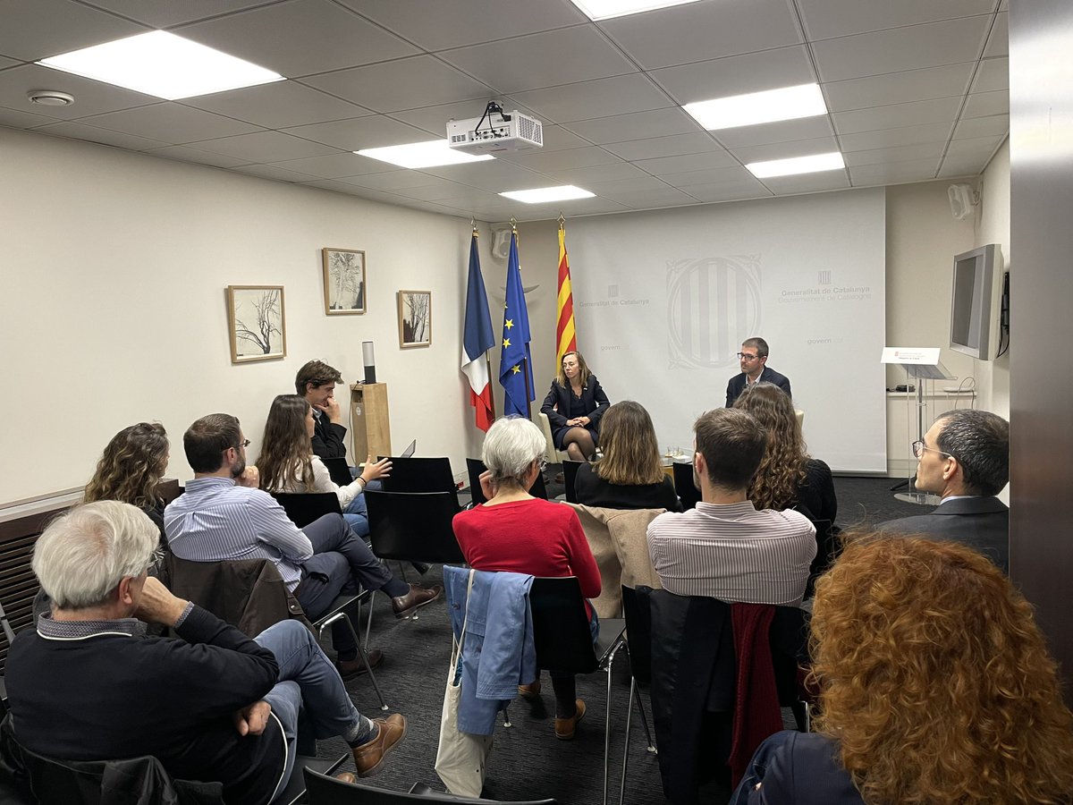 👥 Aquest vespre el secretari general d’@exteriorscat, @bernatcostas, i la delegada, @Eva_Doya, han conversat amb una trentena de catalans a França per conèixer les seves necessitats en el marc de l’elaboració del Pla de retorn a Catalunya. La sessió ha estat en format híbrid.