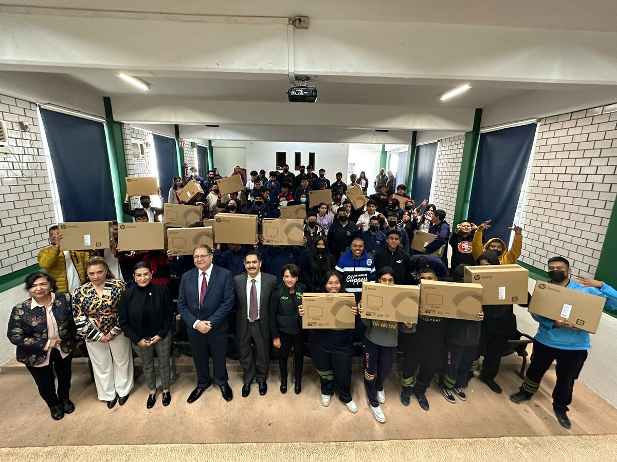 CECyTESLP's tweet photo. #SomosCECyTE

Esta mañana, el Director General de CECyTESLP, el Lic. Luis Fernando Garza Guerrero hizo entrega de Equipo para el laboratorio de Cómputo del Plantel I LOMAS DEL MEZQUITAL, en beneficio del desarrollo educativo de los estudiantes. https://t.co/tvWQLXL9Qh