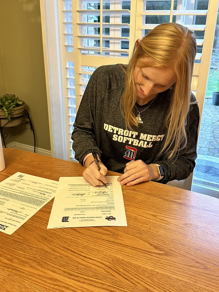 Huge congratulations to our first signee <a href="/AbbyKlaft/">Abby Klaft</a> who signed with <a href="/DetroitTitansSB/">Detroit Mercy Softball ⚔️</a> today! We’re so incredibly proud of you and can’t wait to see all that you accomplish in the next 4 years! Sky is the limit for you kid!