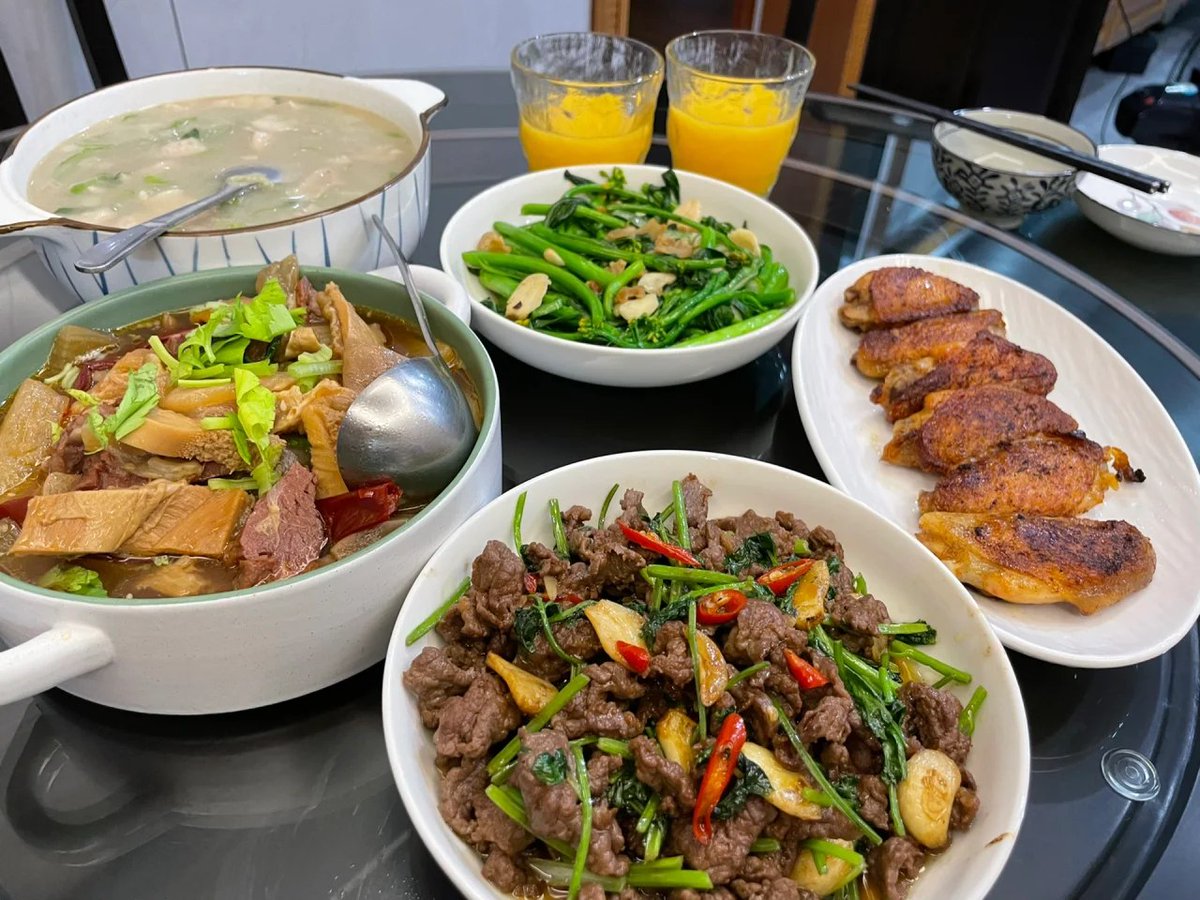 I haven't eaten yet because I'm busy. I have to eat now. When you are busy, you often forget that you are hungry.🍲😋😋