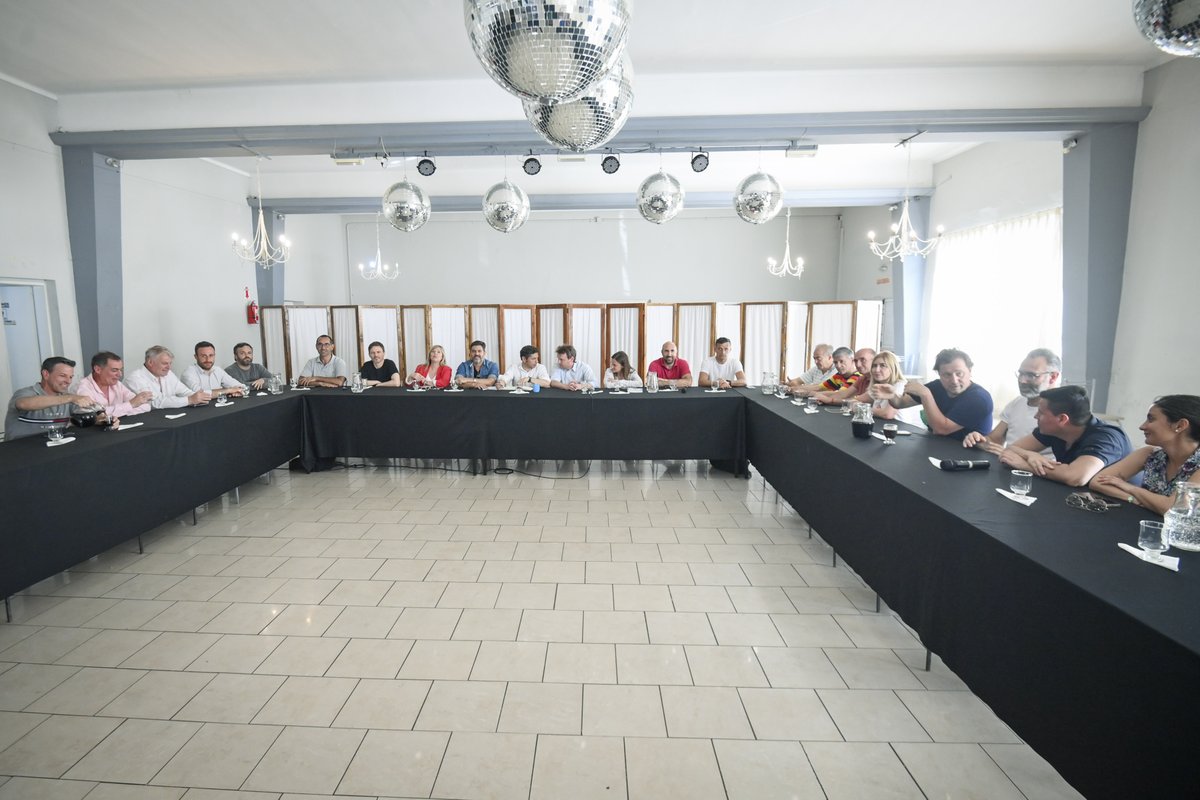 Kicillofok's tweet photo. En nuestra visita a #Olavarría aprovechamos para conversar con intendentes y referentes de @unionxlapatria de la séptima sección.

Una región llena de oportunidades y futuro que necesita el acompañamiento de un proyecto nacional que tenga a la producción, el desarrollo y la industria entre sus prioridades.

En unidad vamos a hacer todo lo necesario para construir una nueva victoria el 19.

#MassaPresidente 🇦🇷