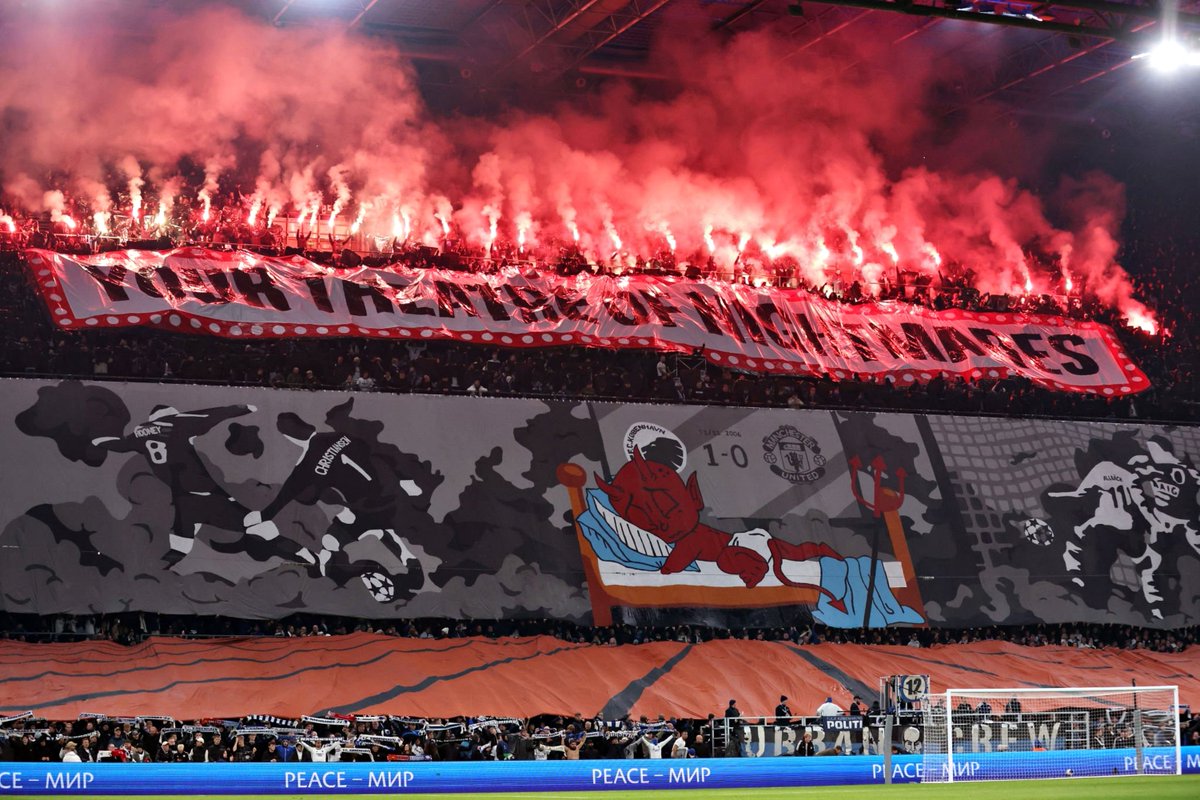 B24PT's tweet photo. 28': Copenhaga 0-2 Man United
42': Rashford expulso
88': Copenhaga 4-3 Man United

A coreografia dos adeptos dinamarqueses virou realidade: "O vosso Teatro dos Pesadelos" 😈 https://t.co/DC6umT7xKK