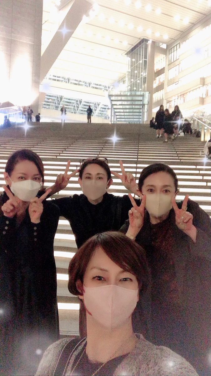 HitomiTsukikage's tweet photo. 雪組100周年記念公演、大阪入りしました！
紫ともさん、鮎ゆうきさん、
成瀬こうきさんと、早速食事に😊
豪華な皆様に囲まれて
ニヤニヤが、、止まりませんでした😃
いよいよ始まります♪
宜しくお願い致します♪

#雪組100周年
#紫とも　さん
#鮎ゆうき　さん
#成瀬こうき　さん
#梅田芸術劇場 https://t.co/0dDL7ZiRS9